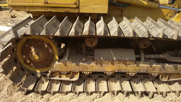 ขายรถแทรคเตอร์ D20P รุ่น 5 ติดแอร์หมดเกือบ 40,000 บาท เปลี่ยนใบมีดเป็น D3 เสริมตีนทั้งหมด 2 เส้น ใส่แคเรียเพิ่มให้อีก 2 ลูก เสริมใบให้อีกข้างละ 2 ใบ  รถจะยาวกว่ารถ D2 ธรรมดา ขับนิ่ม รถนอกแท้ๆ สวยตามรูป   รถสภาพดี แข็งแรง รถนอกแท้ๆ ราคา 500,000 บาท (แถมเทล