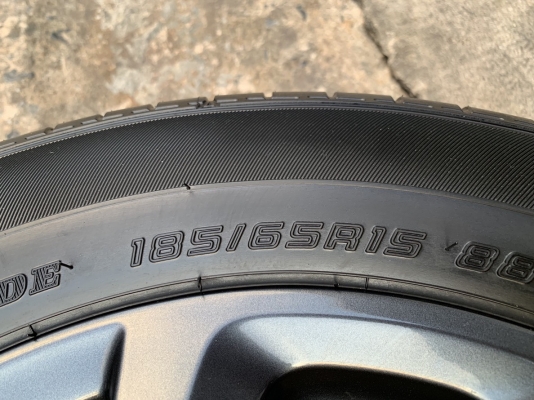 ล้อแม็กป้ายแดง Mazda 2 ขอบ 15 สีดำ พร้อมยางใหม่ป้ายแดง Dunlop 185-65-15 ปลายปี 18 สวยกริ๊บ เส้นสีชัด