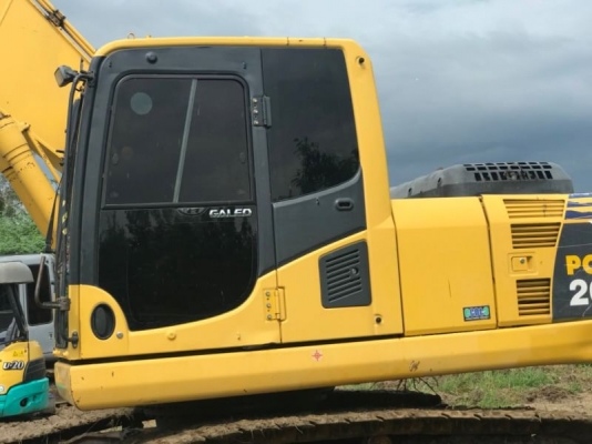 KOMATSU PC200-8A