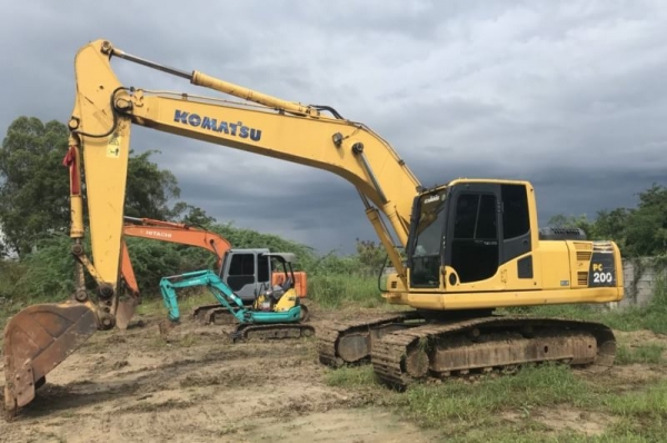KOMATSU PC200-8A