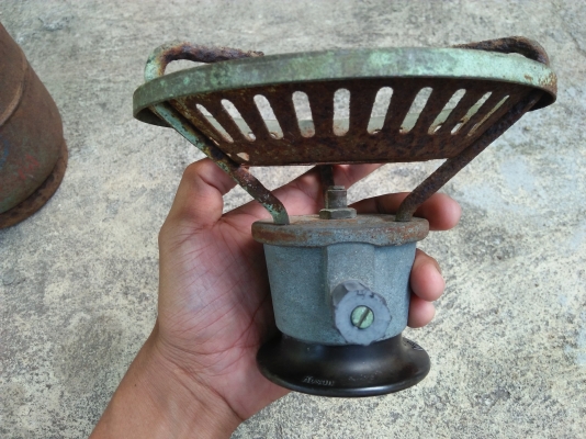 ถังเเก๊สเก่าใบจิ๋ว Esso แก๊ส พร้อมหัวเดิม เทียบขนาดกระป๋องน้ำมัน ของเก่าหายาก
