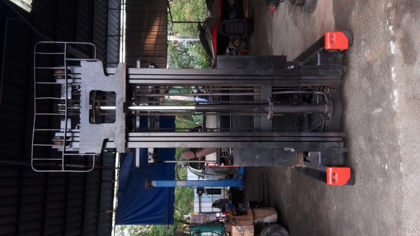 ขายรถไฟฟ้านั่งข้าง 2 ตันเสาสูง6.5 เมตร รุ่น6