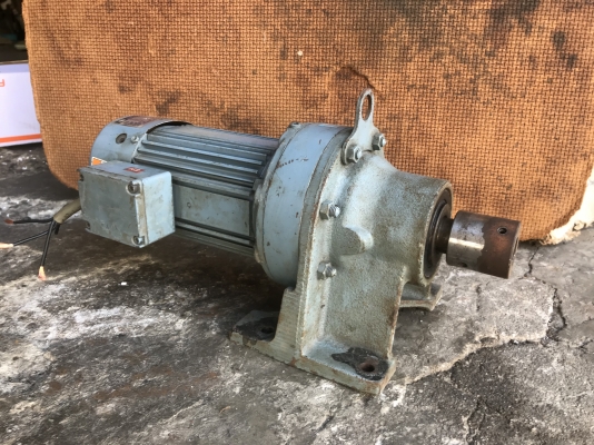 ขายมอเตอร์เกียร์ Cycrodrive Sumitomo 0.5HP. 380V อัตราทด 1:51 mde in Japan เพลาออกประมาณ 28 รอบต่อนาที สภาพดีเดิมๆ หมุนนิ่ม พร้อมใช้งาน ราคา 3,400 บาท