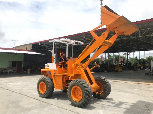 ขายรถตักKOMATSUรุ่น505นำเข้าญี่ปุ่นไม่เคยใช้งานในไทย เอวอ่อน  เครื่องดีเซล4สูบ สภาพดีพร้อมใช้งานมีหลายคัน 081-8302909 จิรโรจน์ Line  : Jiraroj2909