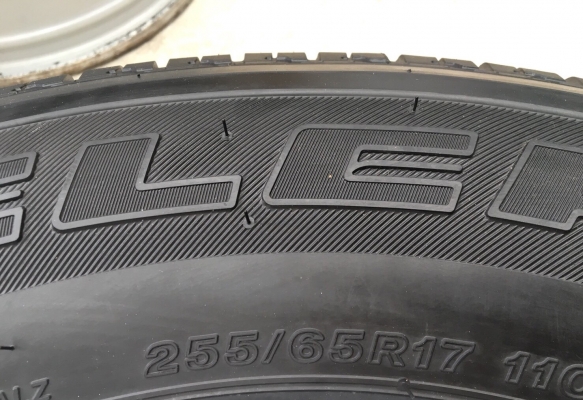 ยางใหม่ป้ายแดง 255-65-17 Bridgestone ปลายปี 18 ดอกเต็มๆ ตุ่มอลัง เส้นสีจัดจ้าน ยางใหม่ป้ายแดง 255-65-17 Bridgestone ปลายปี 18 ดอกเต็มๆ ตุ่มอลัง เส้นสีจัดจ้าน