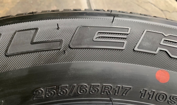 ยางใหม่ป้ายแดง 255-65-17 Bridgestone ปลายปี 18 ดอกเต็มๆ ตุ่มอลัง เส้นสีจัดจ้าน ยางใหม่ป้ายแดง 255-65-17 Bridgestone ปลายปี 18 ดอกเต็มๆ ตุ่มอลัง เส้นสีจัดจ้าน