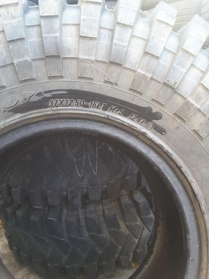 Maxxis 8060 ขนาด 37-12.5-16 ปี15 สภาพดี 1ชุด