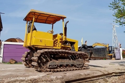 ขายรถแทร็กเตอร์D2-5P 5กระบอก สไลด์6ทิศทาง เครื่องดี ใบแทร็กเต็ม ระบบเลี้ยวปกติ รถพร้อมใช้งาน โทร0616613023แพรว