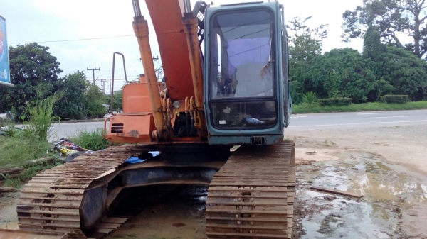 มีวีดีโอขายแบคโฮ HITACHI EX200-3 ปี 40 พร้อมใช้เล่มทะเบียนราคา 590,000 ต่อรอง