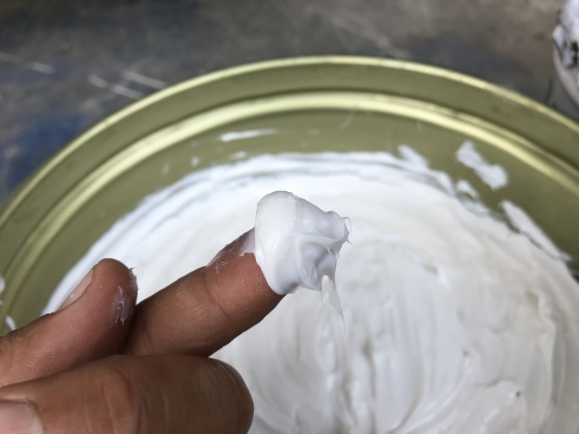 ขายจารบีเกรดคุณภาพสูง Kyodo yushi เนื้อขาว made in Japan ใช้ในงานอุตสาหกรรมประกอบรถยนต์ ของใหม่ ราคาถังละ 1,800 บาท มี 2ถังครับ