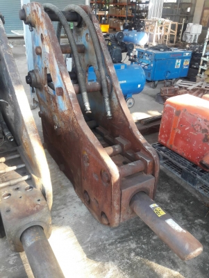 ขายหัวกระแทก KONAN สำหรับรถขุดขนาด 20ตัน เช่น PC200 ,PC220 สลัก 80 มิล, ซอกแขน 31 เซนติเมตร , เข็มเจาะยาว 48 เซนติเมตร ไม่มีถุงลม สินค้าเก่านอก (ทดสอบแล้วใช้งานได้) ยังไม่เคยผ่านการใช้งานในไทย