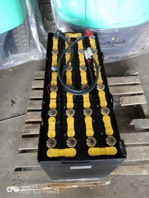 แบตเตอรี่่่่่่รถยกไฟฟ้า 48 โวลล์ 300 แอมป์  มือสองใช้งานมาแค่ 4 เดือน สภาพเทียบเท่าแบตใหม่