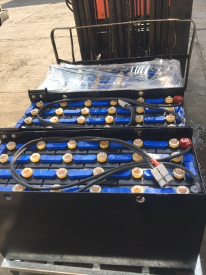 แบตเตอรี่่่่่่รถยกไฟฟ้า 48 โวลล์ 300 แอมป์  มือสองใช้งานมาแค่ 4 เดือน สภาพเทียบเท่าแบตใหม่