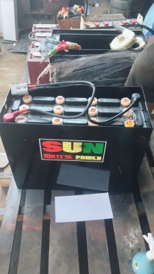 แบตเตอรี่่่่่่รถยกไฟฟ้า 48 โวลล์ 300 แอมป์  มือสองใช้งานมาแค่ 4 เดือน สภาพเทียบเท่าแบตใหม่