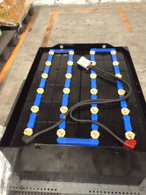 แบตเตอรี่่่่่่รถยกไฟฟ้า 48 โวลล์ 300 แอมป์  มือสองใช้งานมาแค่ 4 เดือน สภาพเทียบเท่าแบตใหม่