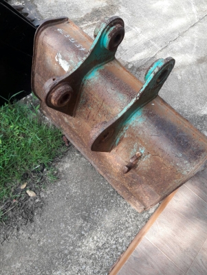 ขายบุ้งกี๋รถสำหรับขุดขนาด 40-50-60   รูสลัก 45 มิล ซอกแขน 15.5 ซม.  ปากบุ้งกี๋ 79 ซม. สินค้าเก่านอก ยังไม่เคยใช้งานในไทย