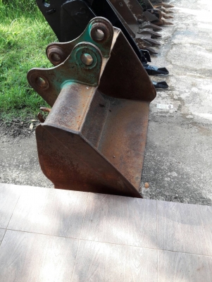 ขายบุ้งกี๋รถสำหรับขุดขนาด 40-50-60   รูสลัก 45 มิล ซอกแขน 15.5 ซม.  ปากบุ้งกี๋ 79 ซม. สินค้าเก่านอก ยังไม่เคยใช้งานในไทย