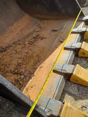 ขายบุ้งกี๋สำหรับรถขุดไซส์ 200 ,220  รูสลัก 80 มิล ซอกแขน 32.5 cm ปากกว้าง : 45 นิ้ว/115 cm มี 5 ฟัน บุ้งกี๋ใหม่ (ประกอบนอก) ยังไม่เคยใช้งาน