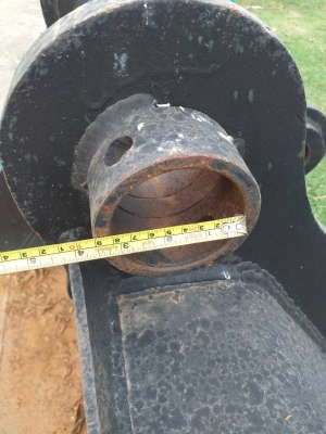 ขายบุ้งกี๋สำหรับรถขุดไซส์ 200 ,220  รูสลัก 80 มิล ซอกแขน 32.5 cm ปากกว้าง : 45 นิ้ว/115 cm มี 5 ฟัน บุ้งกี๋ใหม่ (ประกอบนอก) ยังไม่เคยใช้งาน