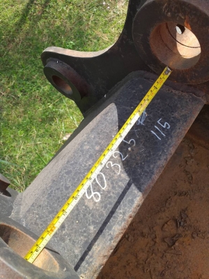 ขายบุ้งกี๋สำหรับรถขุดไซส์ 200 ,220  รูสลัก 80 มิล ซอกแขน 32.5 cm ปากกว้าง : 45 นิ้ว/115 cm มี 5 ฟัน บุ้งกี๋ใหม่ (ประกอบนอก) ยังไม่เคยใช้งาน