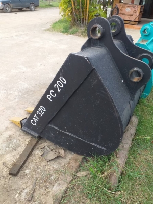 ขายบุ้งกี๋สำหรับรถขุดไซส์ 200 ,220  รูสลัก 80 มิล ซอกแขน 32.5 cm ปากกว้าง : 45 นิ้ว/115 cm มี 5 ฟัน บุ้งกี๋ใหม่ (ประกอบนอก) ยังไม่เคยใช้งาน