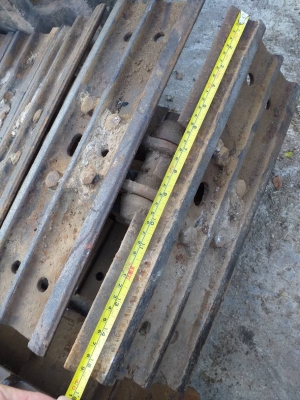 ขายโซ่เหล็ก รถขุด Kobelco SK50 สินค้าเก่านอก ขนาดโซ่ 400x14.2x38 ใบ เหมาะสำหรับรถขุดขนาด 40/50/55 เช่น SK40,SK50/PC50U1,2/PC40/5,6,7 หรือYanmar B5,B6 ฯลฯ ขายโซ่เหล็ก รถขุด Kobelco SK50 สินค้าเก่านอก ขนาดโซ่ 400x14.2x38 ใบ เหมาะสำหรับรถขุดขนาด 40/50/55 เช่น SK40,SK50/PC50U1,2/PC40/5,6,7 หรือYanmar B5,B6 ฯลฯ