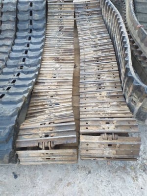 ขายโซ่เหล็ก รถขุด Kobelco SK50 สินค้าเก่านอก  ขนาดโซ่ 400x14.2x38 ใบ เหมาะสำหรับรถขุดขนาด 40/50/55 เช่น SK40,SK50/PC50U1,2/PC40/5,6,7 หรือYanmar B5,B6 ฯลฯ