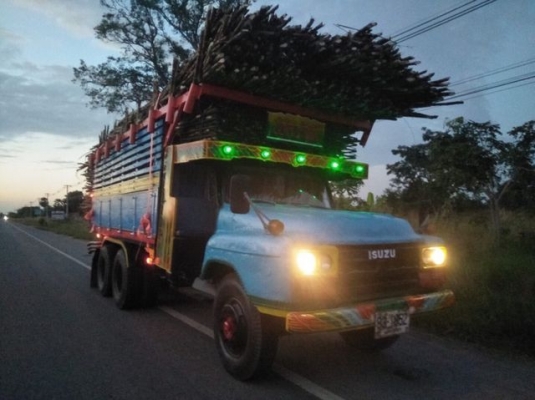 หัวยาว สองเพลาดั้มท์  เครื่อง EH700 สโลกลาง รถตามภาพ ราคา 300,000 บาท