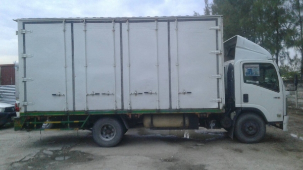 ขายหกล้อตู้สิบบานnpr cng ปี56 ขายหกล้อตู้สิบบานnpr cng ปี56