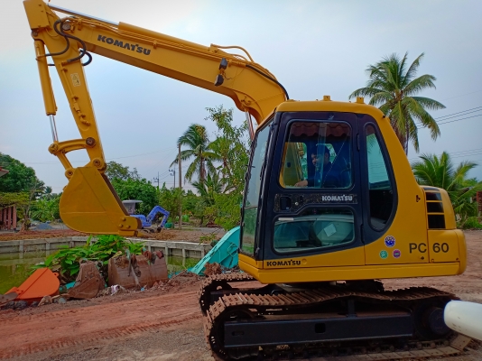 ขายจ้า..KOMATSU PC 60-7. เก่านอกแท้  สภาพสวย มีลายแย๊ก 5,xxxชั่วโมง  โทร 089-3818694 จ๊อย