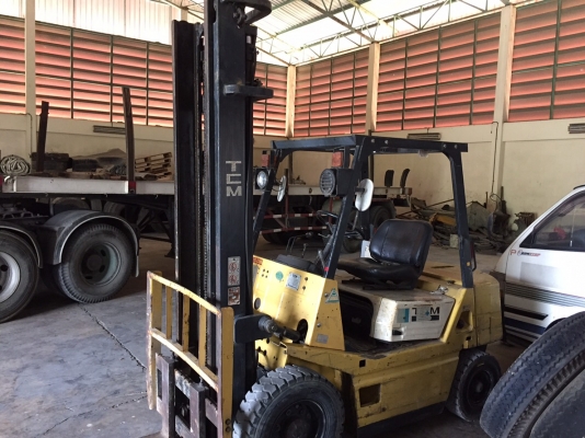 รถโฟร์คลิฟต์ TCM  เสา4เมตร 2.5ตัน
