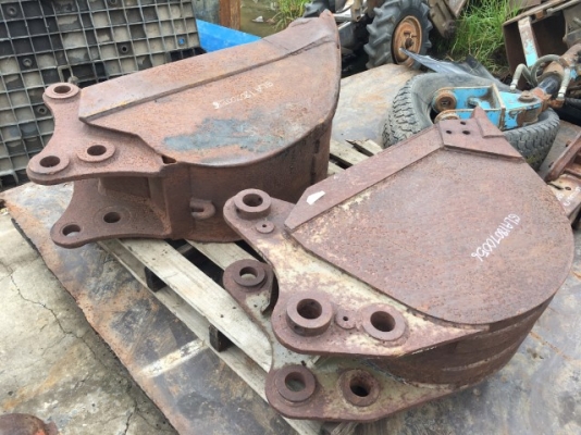 บุ้งกี๋รถขุดปากแคบ สำหรับขุดวางท่อระบายน้ำ ขนาดบุ้งกี๋