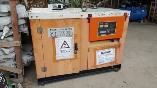 ขายเครื่องปั่นไฟสนามDiesel Generator SHT25D ปั่นไฟได้ 20KVA สามารถปั่นไฟได้220V.และ380V. (1เฟสและ3เฟส) เครื่องยนต์ดีเซล 3 สูบ ของเก่านอก จำนวนชั่วโมงใช้งานประมาณ380 ชม.