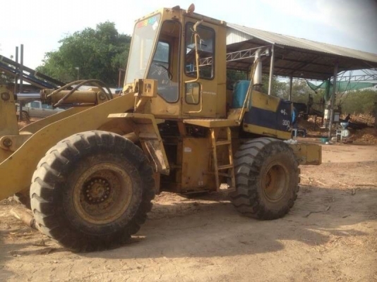ขาย 565,000 รถตักล้อยาง KOMATSU WA 300-1 เครื่องดี เกียร์ดี ระบบไฮดอลิคแรง ต่อแขนเรียบร้อยแล้ว ยางใหม่ 4 เส้น รถพร้อมใช้งาน เอกสารซื้อขาย รถอยู่ อยุธยา 090-772-3710 090-772-3708