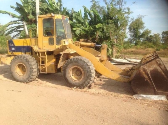 ขาย 565,000 รถตักล้อยาง KOMATSU WA 300-1 เครื่องดี เกียร์ดี ระบบไฮดอลิคแรง ต่อแขนเรียบร้อยแล้ว ยางใหม่ 4 เส้น รถพร้อมใช้งาน เอกสารซื้อขาย รถอยู่ อยุธยา 090-772-3710 090-772-3708
