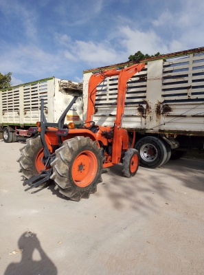 ขายรถตักคูโบต้า47เเรง ชุดแขนตักLa588 มีบุ้งกี้มีตัวถ่วงน้ำหนัก เจ้าของขายเองโทร086-1391949