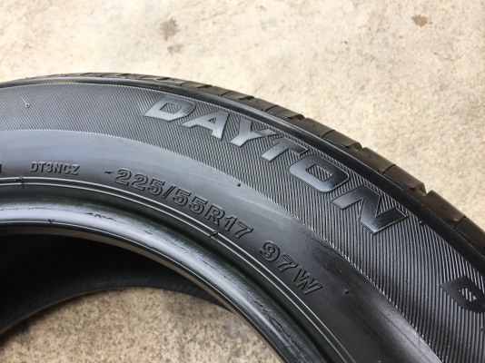 ยาง DAYTON 225-55-17 ปี 17 2 เส้น 1500  สวยๆไม่บวมไม่กินข้างดอกยางเหลือเยอะเอาไปวิ่งกันใด้อีกยาวค่ะ