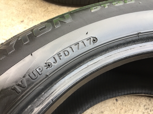 ยาง DAYTON 225-55-17 ปี 17 2 เส้น 1500  สวยๆไม่บวมไม่กินข้างดอกยางเหลือเยอะเอาไปวิ่งกันใด้อีกยาวค่ะ