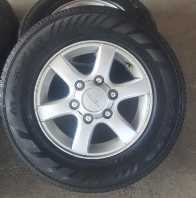 ขายล้อISUZU ขอบ15ยาง215/70/15 ปี 16  4 ล้อ