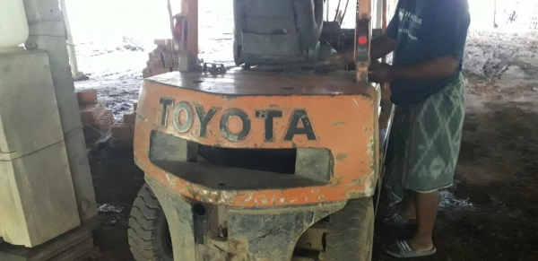 มี VDO ให้ชม.รถโฟล์คลิฟต์ TOYOTA ยก 3 ตันสูง 3 เมตร เทหน้าได้ เครื่องดีเซล 4 สูบ ราคา 170000 มี VDO ให้ชม.รถโฟล์คลิฟต์ TOYOTA ยก 3 ตันสูง 3 เมตร เทหน้าได้ เครื่องดีเซล 4 สูบ ราคา 170000