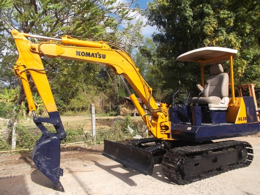 ขายแบคโฮ KOMATSU PC 30-5 เครื่อง 3 D 84 สามสูบ เครื่องดีสีทำใหม่