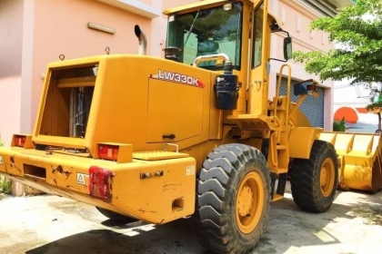 ขาย 950,000 รถตักล้อยาง XCMG LW330K ขนาด 3 คิว ซื้อใหม่ป้ายแดงทำงานน้อย 2,000 ชม.สภาพเหมือนใหม่ เล่มทะเบียน รถพร้อมใช้งานมาก รถอยู่ กทม. 090-772-3710 090-772-3708