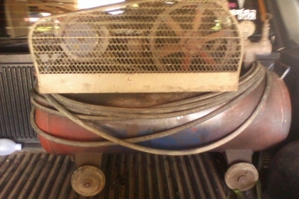 AC07135145ปั้มลมพูมา 90 ลิตร 2 หัว มอเตอร์1/2 แรงสภาพเดิมๆครับขนาด 90 ลิตร  มอเตอร์โตชิบา 1/2  แรงหัวจ่ายลม 2  หัว ระบบตัดลมปกติเสียงนิ่มลมแรงครับรุ่นนี้สภาพพร้อมใช้งานเดิมๆ  พร้อมสายความยาวประมาณ เกือบ 20  เมตรครับ  คุ้มครับราคานี้ครับ