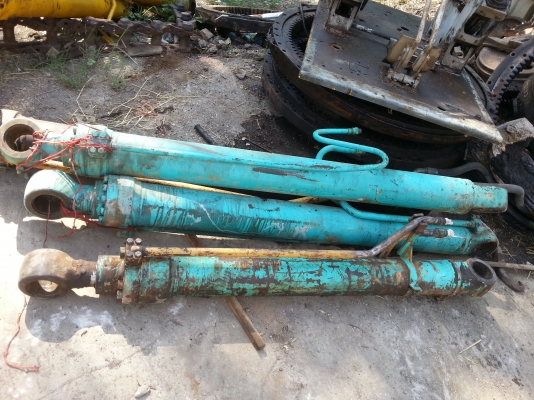 ขายกระบอก Kobelco 200 M5 มีกระบอกยก 1 คู่,กระบอกบุ้งกี๋