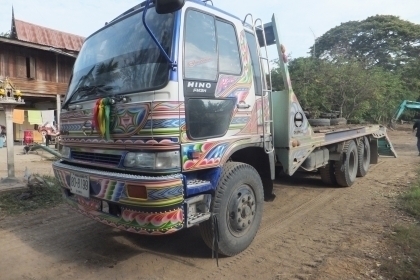เทเลอร์บรรทุกรถเกี่ยว+แบคโฮHINO FM3H เครื่องJO8C เทเลอร์บรรทุกรถเกี่ยว+แบคโฮHINO FM3H เครื่องJO8C