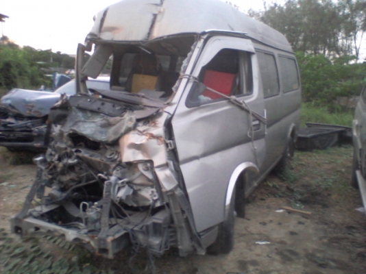 ขายรถตู้ นิสสัน URVAN รถอุบัติเหตุ พร้อมเล่มทะเบียน