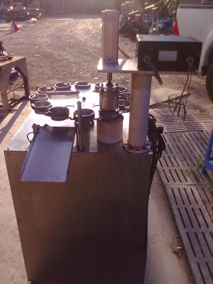 ประกาศขายเครื่องปิดฝาแก้ว!! สภาพดี ราคา 27,000 บาท ติดต่อ081-1755103