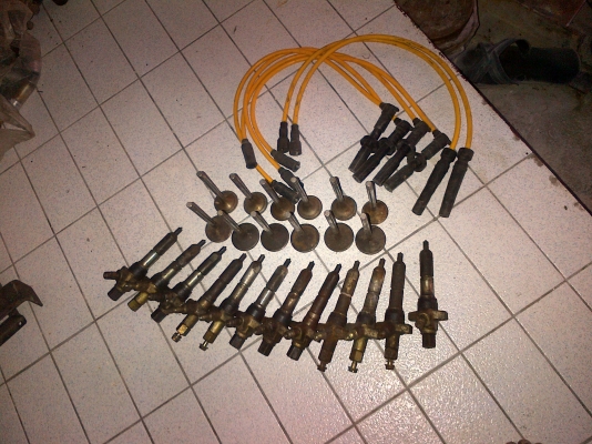 วาล์วไอดีโอเสีย EM10 ครบชุด 3500 บาท  หัวฉีดEM100หัวละ400  สายหัวเทียนรถ10ล้อแก๊สอย่างดี 6 เส้น 1000 บาท