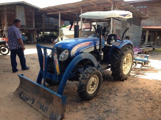 ขาย แชมป์  YTO-ME354 35 แรงม้า รถใช้งาน 793 ชั่วโมง รถสภาพ 95\% สวยมากพร้อมใช้งาน มีภาพวีดีโอให้ดู   อุปกรณ์ ใบมีดดันดิน  ผานหลัง ยางหน้า 7.5 ขอบ 16 นิ้ว  ยางหลัง 12.4 ขอบ 24 นิ้ว  เครื่องแห้ง สภาพสวย สนใจ. โทร.081-9972972