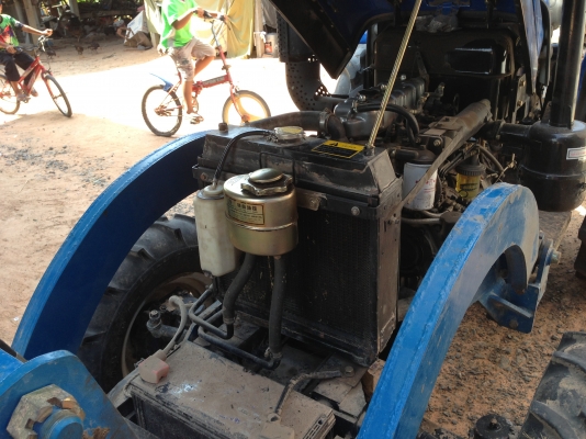 ขาย แชมป์  YTO-ME354 35 แรงม้า รถใช้งาน 793 ชั่วโมง รถสภาพ 95\% สวยมากพร้อมใช้งาน มีภาพวีดีโอให้ดู   อุปกรณ์ ใบมีดดันดิน  ผานหลัง ยางหน้า 7.5 ขอบ 16 นิ้ว  ยางหลัง 12.4 ขอบ 24 นิ้ว  เครื่องแห้ง สภาพสวย สนใจ. โทร.081-9972972